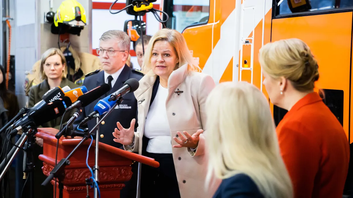 Bundesinnenministerin Nancy Faeser (SPD) am 6. Januar 2023 in der Feuerwache Berlin-Neukölln.