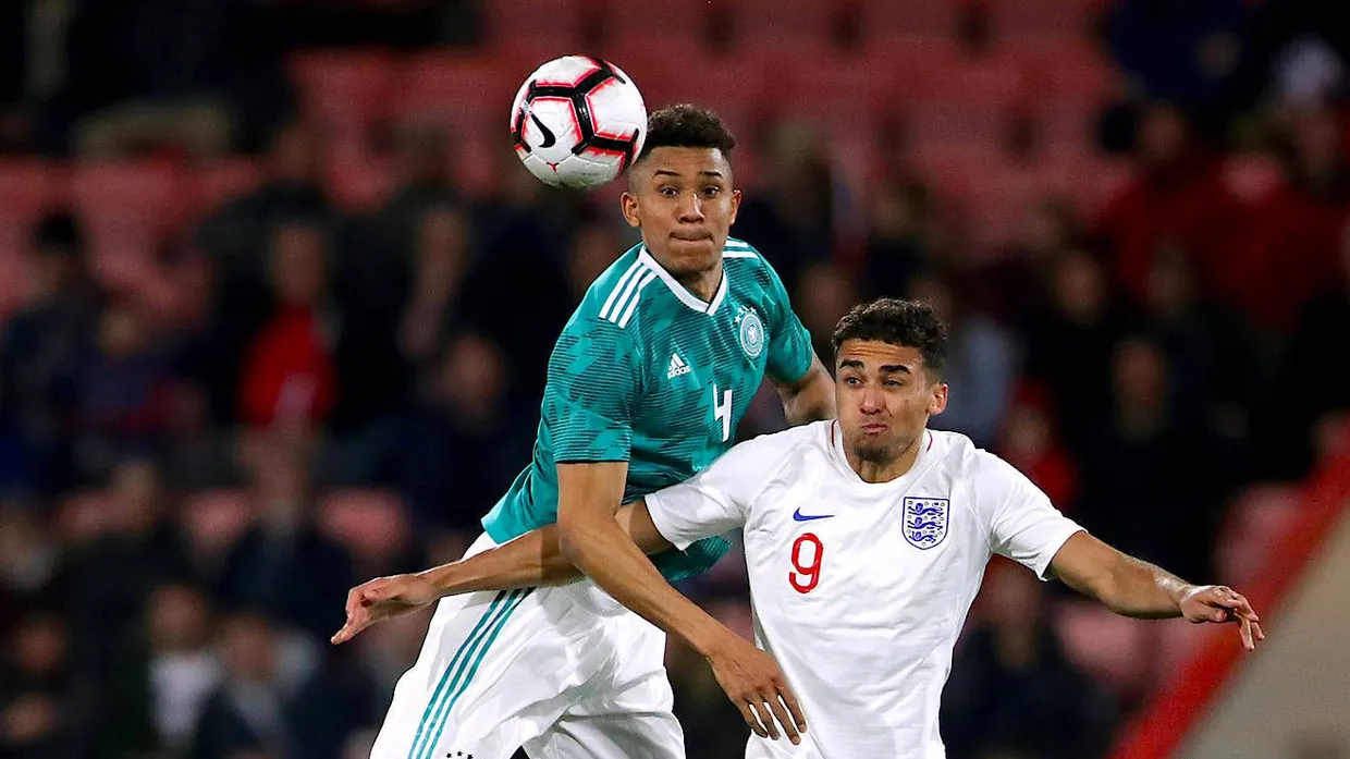 Ohis Uduokhai (l) und Dominic Calvert-Lewin aus England kämpfen um den Ball.