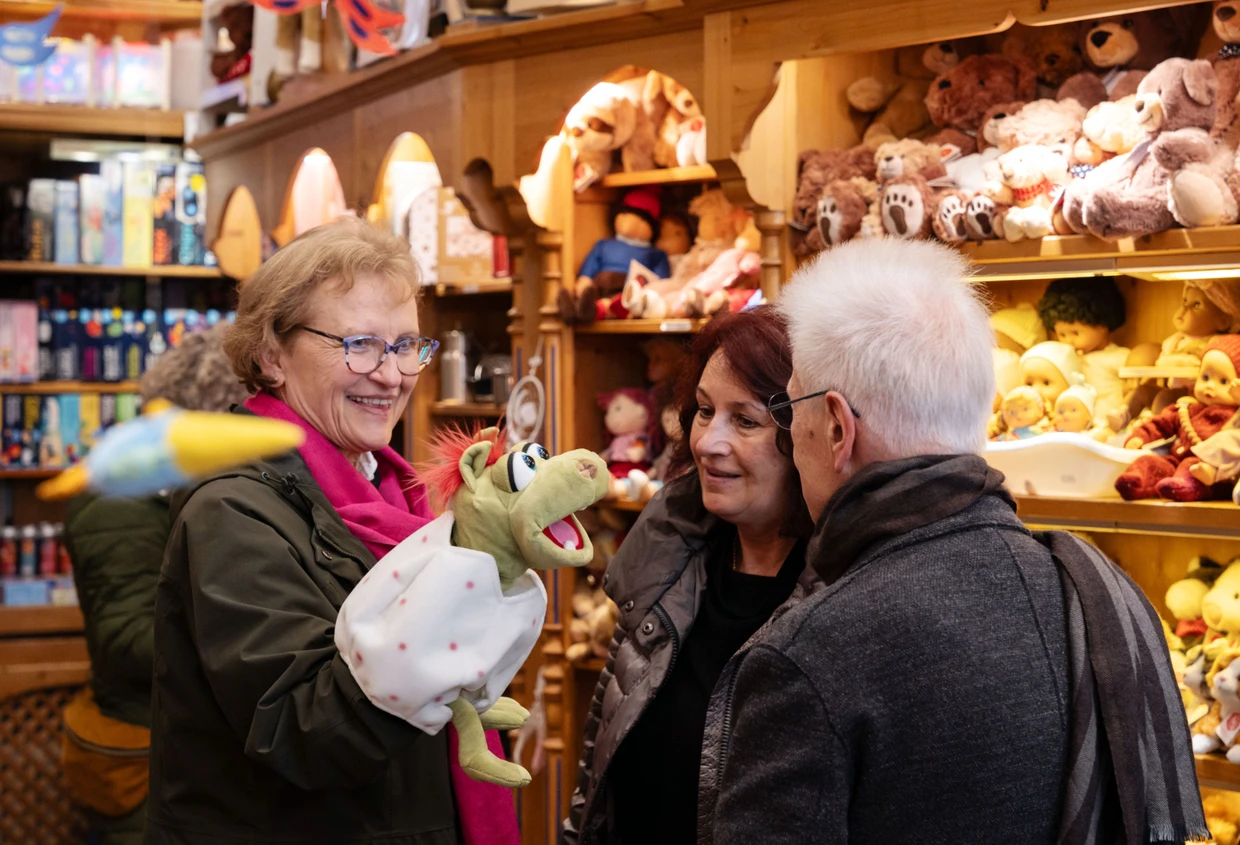 Kundinnen spielen mit einer Handpupe im Spielwarengeschäft „Die Murmel“ in der Würzburger Innenstadt.