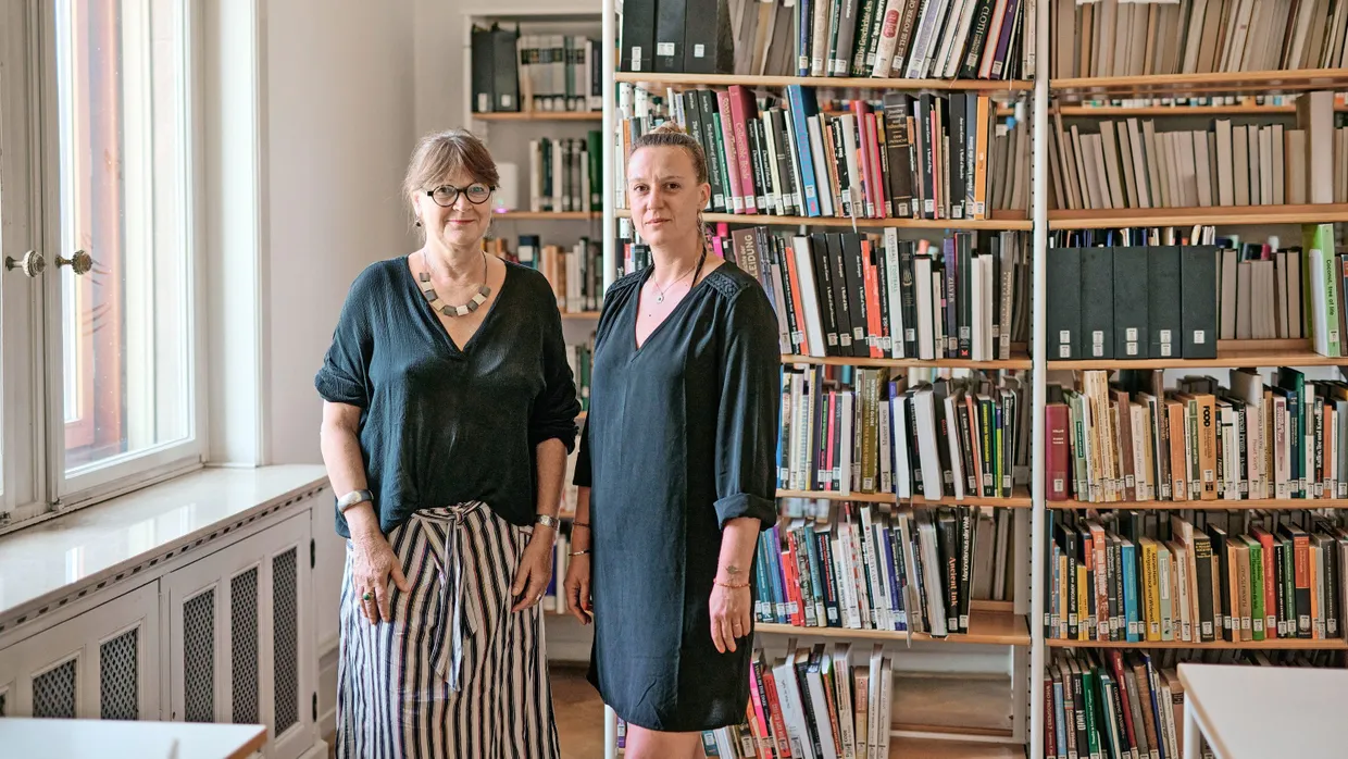 Sie kümmern sich um die Schau: Amerika-Kuratorin Mona Suhrbier (links) und Alice Pawlik, Kuratorin für Visuelle Anthropologie, in der Bibliothek des Weltkulturen Museums.
