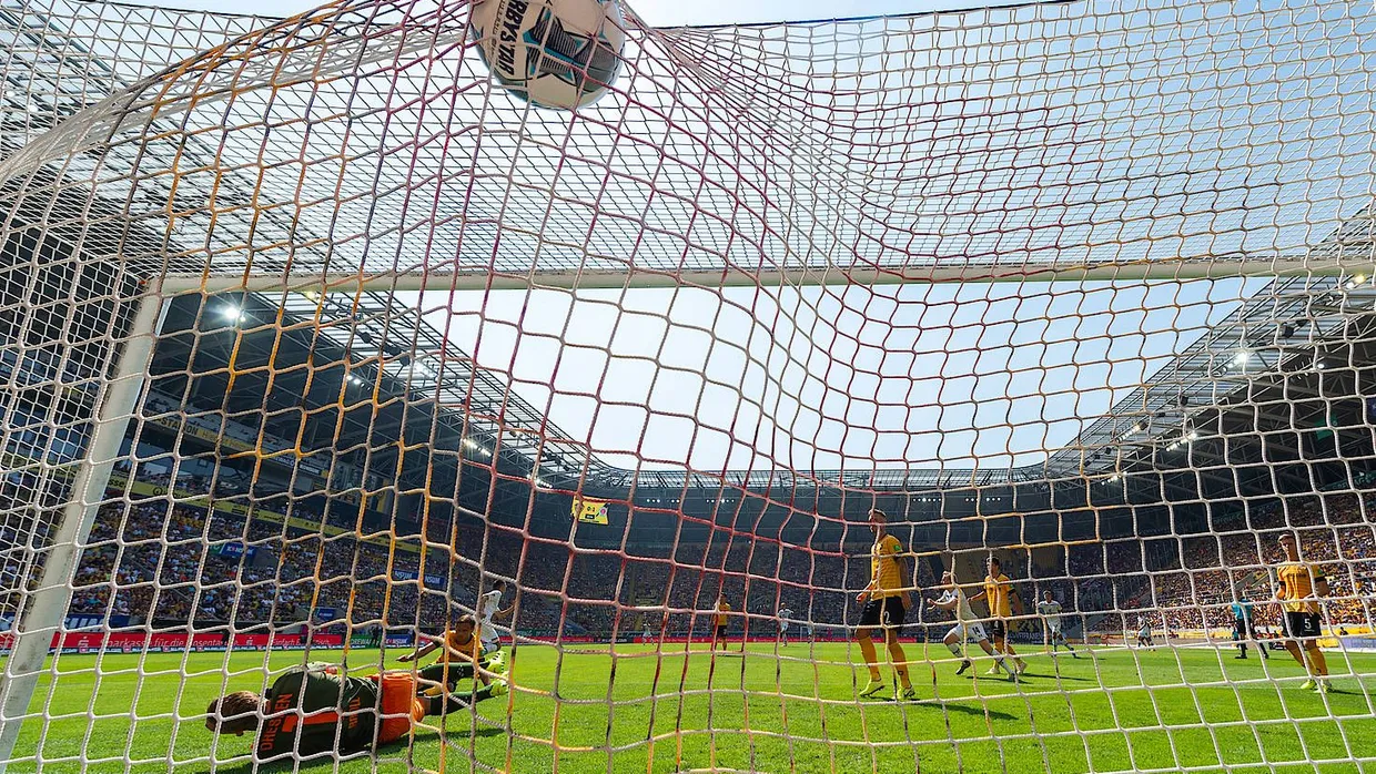 Da landete der Ball aus St. Paulis Sicht noch im richtigen Netz: Waldemar Sobota hatte soeben das 2:0 für die Hamburger erzielt.