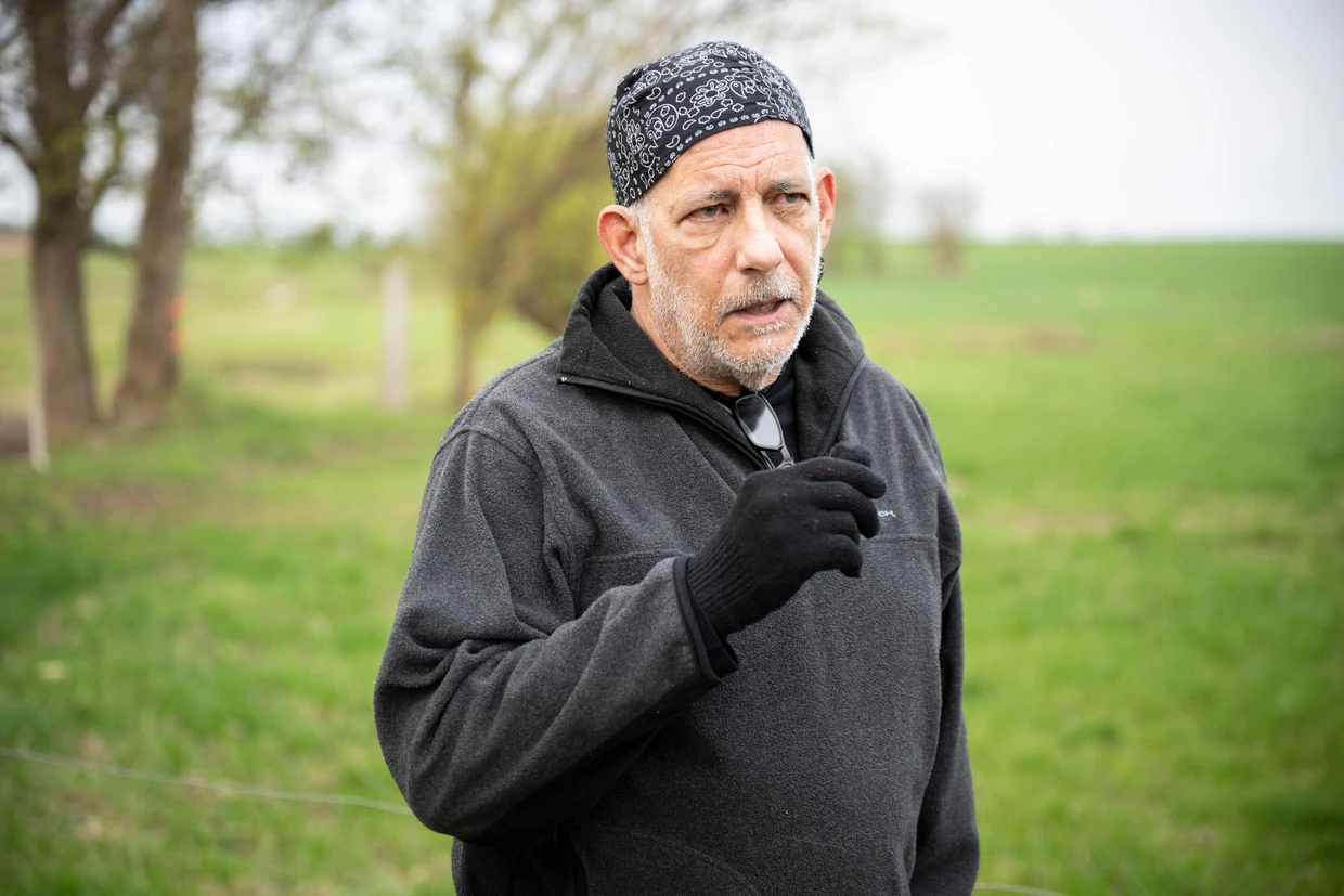 Sergio Bambaren, Beteiligter an der Rettungsaktion für den Wal, ist eigentlich Schriftsteller. Einer der Geldgeber der Initiative, Mediamarkt-Gründer Walter Gunz, nennt ihn den „Wal-Flüsterer“. Bambaren habe eine Beziehung zu dem Tier im Wasser aufgebaut.