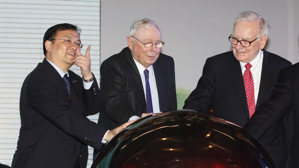 BYD-Gründer Wang Chuanfu zusammen mit Warren Buffett und dem inzwischen verstorbenen Charlie Munger im Jahr 2010 in Shenzhen