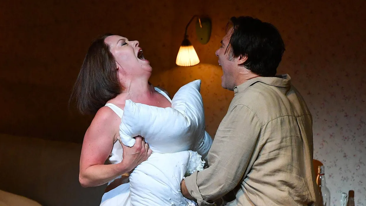 Schreiende Schauspieler, zerstörte Kopfkissen: Schostakowitschs Oper in Salzburg