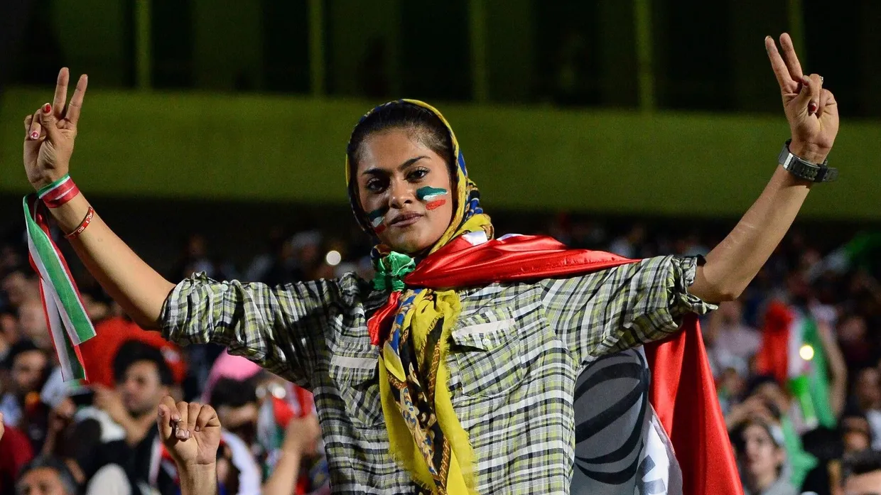 Eine Frau bei einem  Event im Azadi-Stadion, wo Frauen Ligaspiele besuchen dürfen: „Nicht im Ansatz gab es so viele Karten für Frauen wie für Männer.“