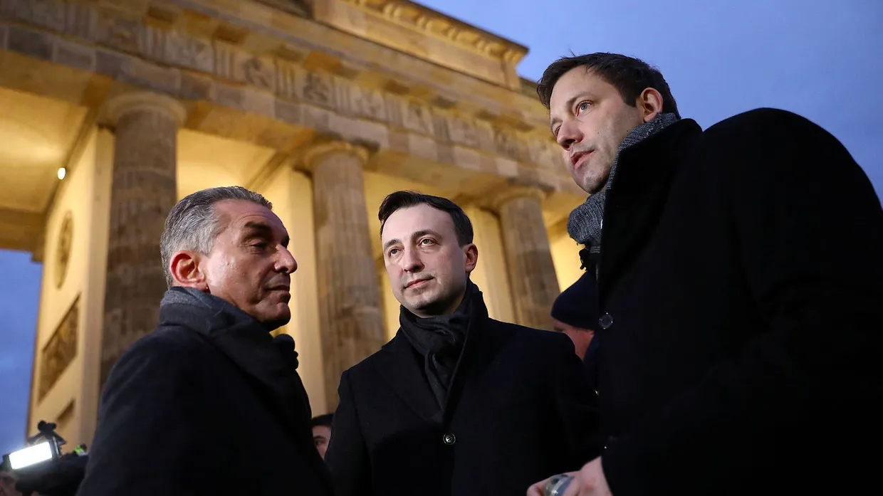 SPD-Generalsekretär Lars Klingbeil (r.) am Donnerstagabend mit CDU-Generalsekretär Paul Ziemiak (M.) und dem Publizisten Michel Friedman bei einer Mahnwache am Brandenburger Tor in Berlin