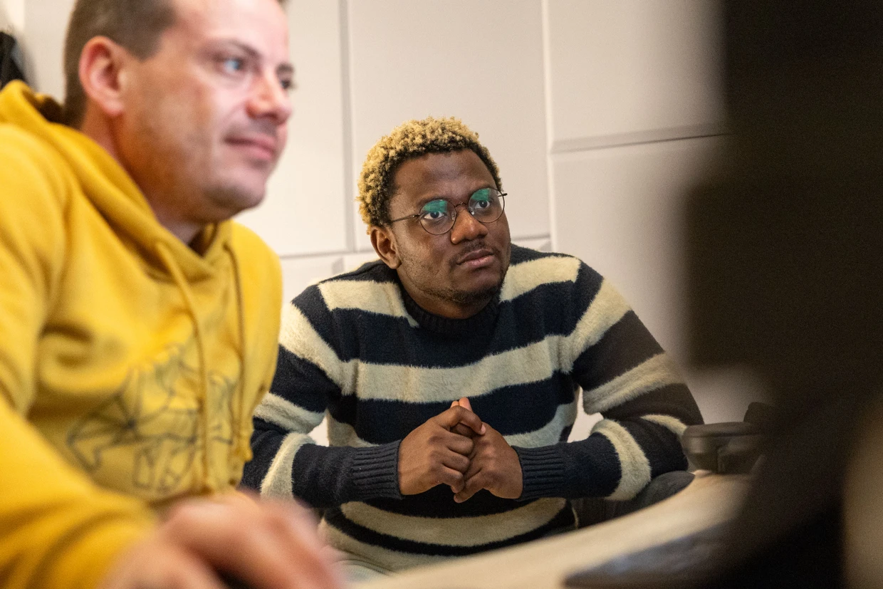 Mit dem Produzenten Bastian Pallien arbeitet Godwin in dessen Studio direkt gegenüber dem Café an seinen neuesten Songs.