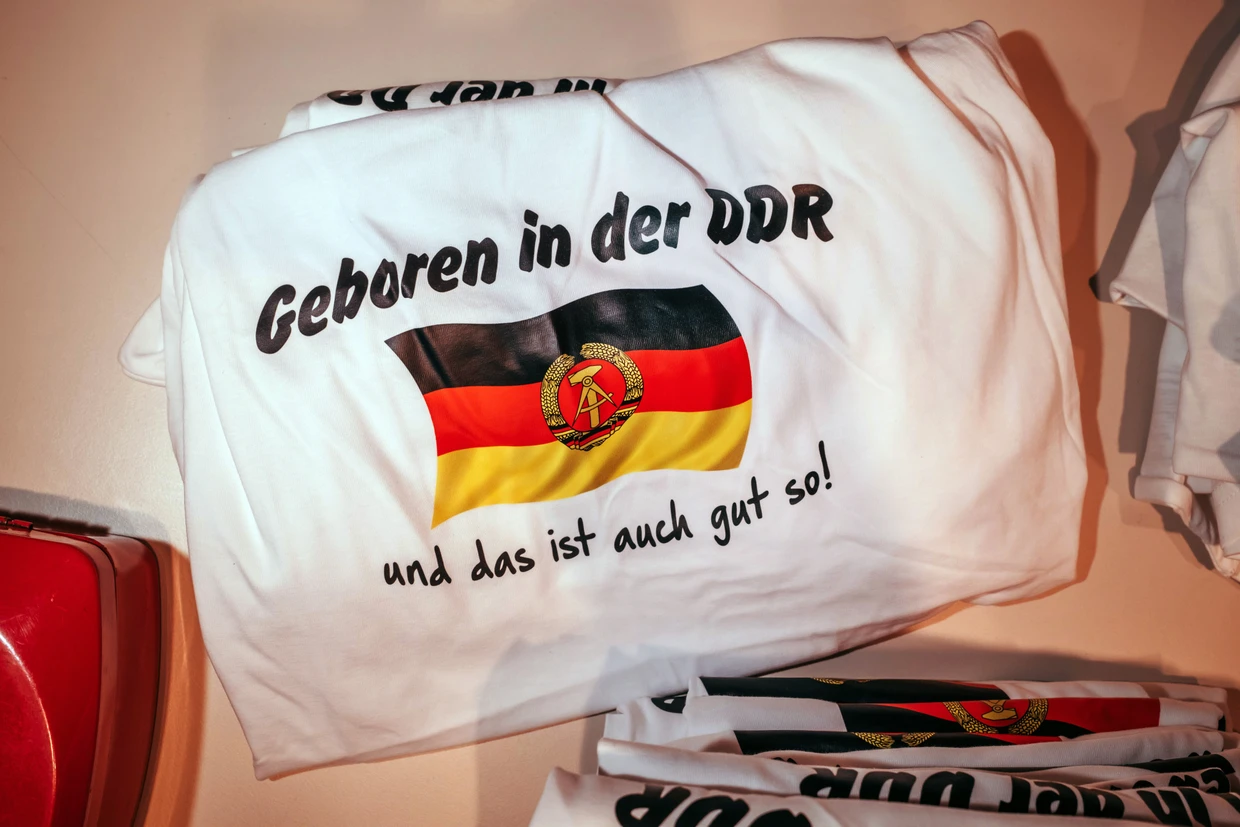 Beim DDR-Stammtisch werden bedruckte T-Shirts verkauft.