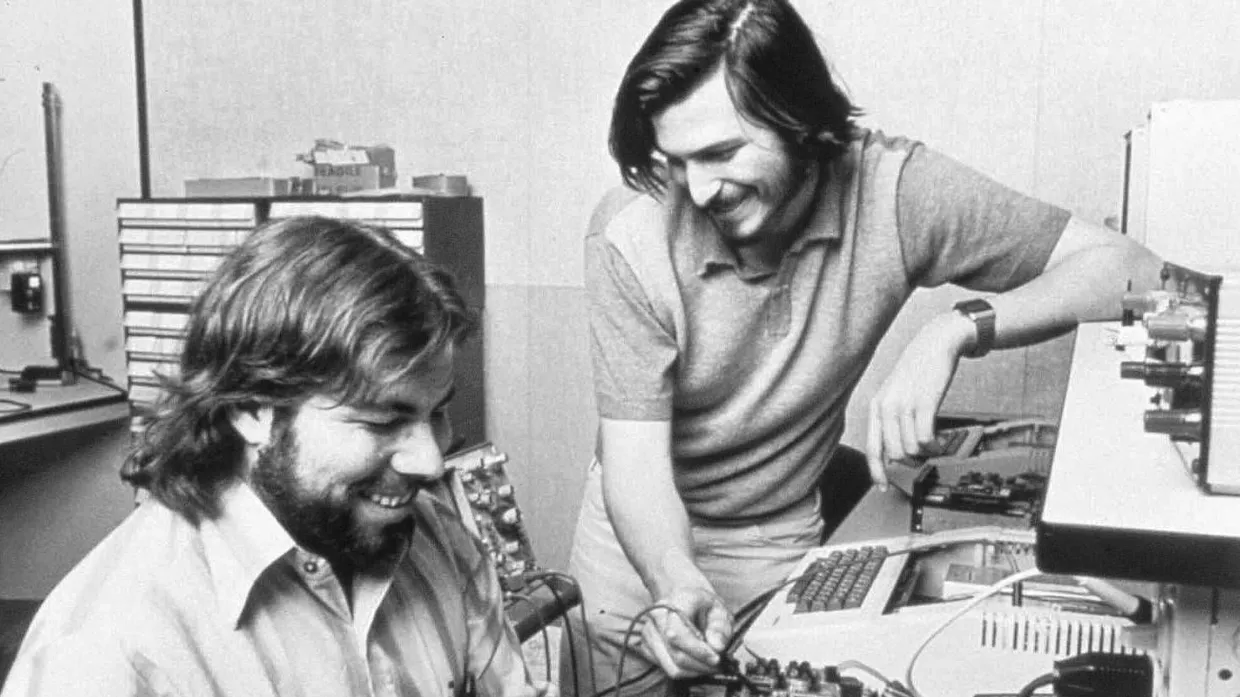 Dieses Archivfoto von 1976 zeigt Steve Wozniak (links) und Steve Jobs an einem Computer. Ihr erstes mit dem angebissenen Apfel verkauftes Produkt war der Apple I. Computer im selben Jahr.