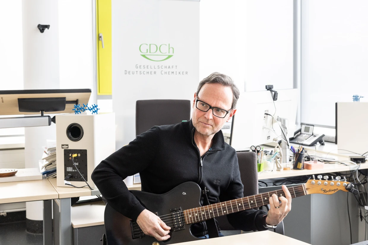 Griffbereit: Peter Schreiner spielt auf seiner E-Gitarre der Marke Eigenbau auf Zuruf „Hotel California“.