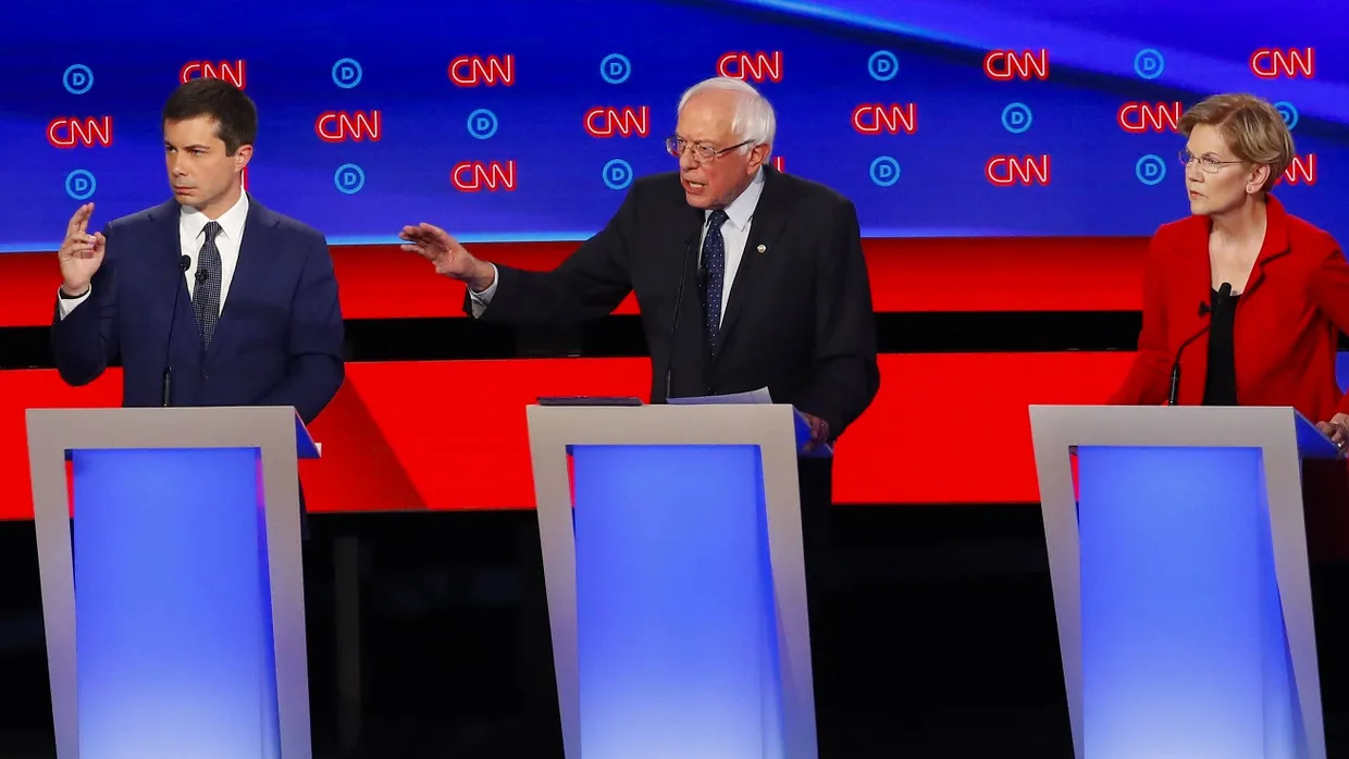 Die demokratischen Bewerber um die Präsidentschaftskandidatur Pete Buttigieg (l-r), Bernie Sanders und Elizabeth Warren nehmen an der zweiten TV-Debatte teil.