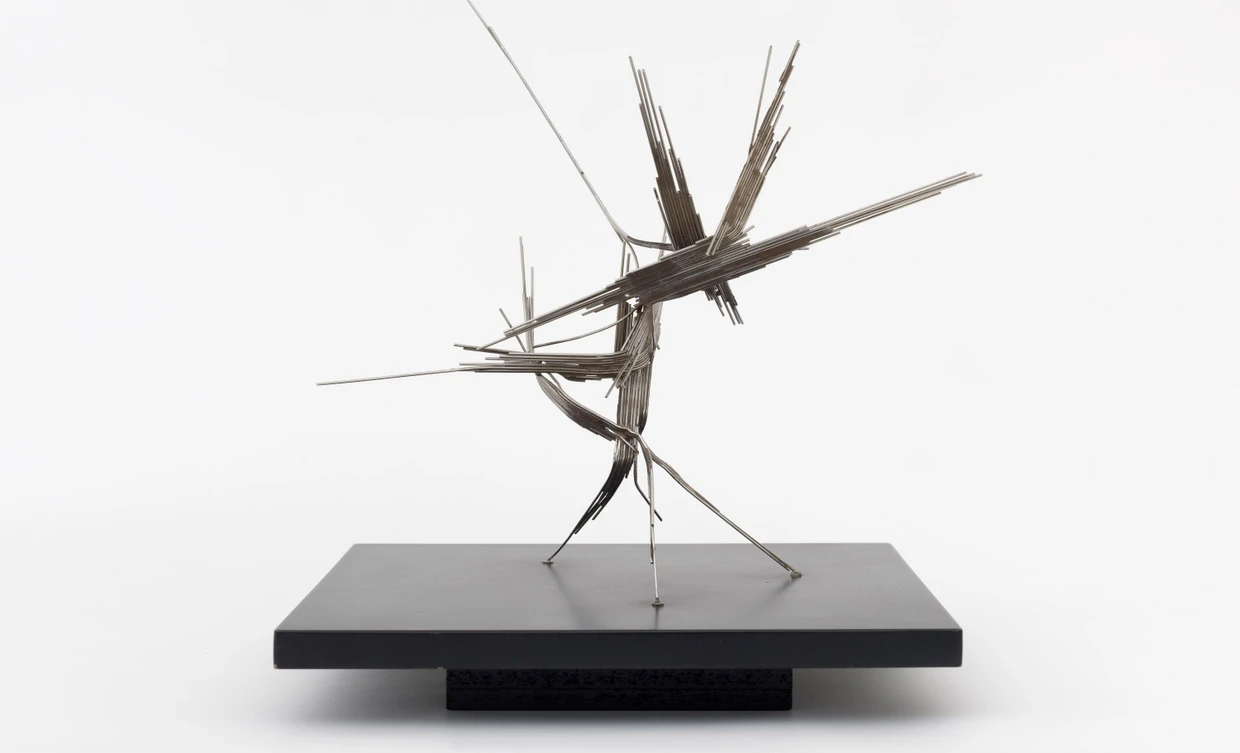 Bei der Galerie Friese: Norbert Kricke, „Raumplastik Deutsche Bundesbank Frankfurt (Modell)“, 1970/71, Edelstahl auf Holzplatte 29,5 mal 32 mal 15,5 Zentimeter