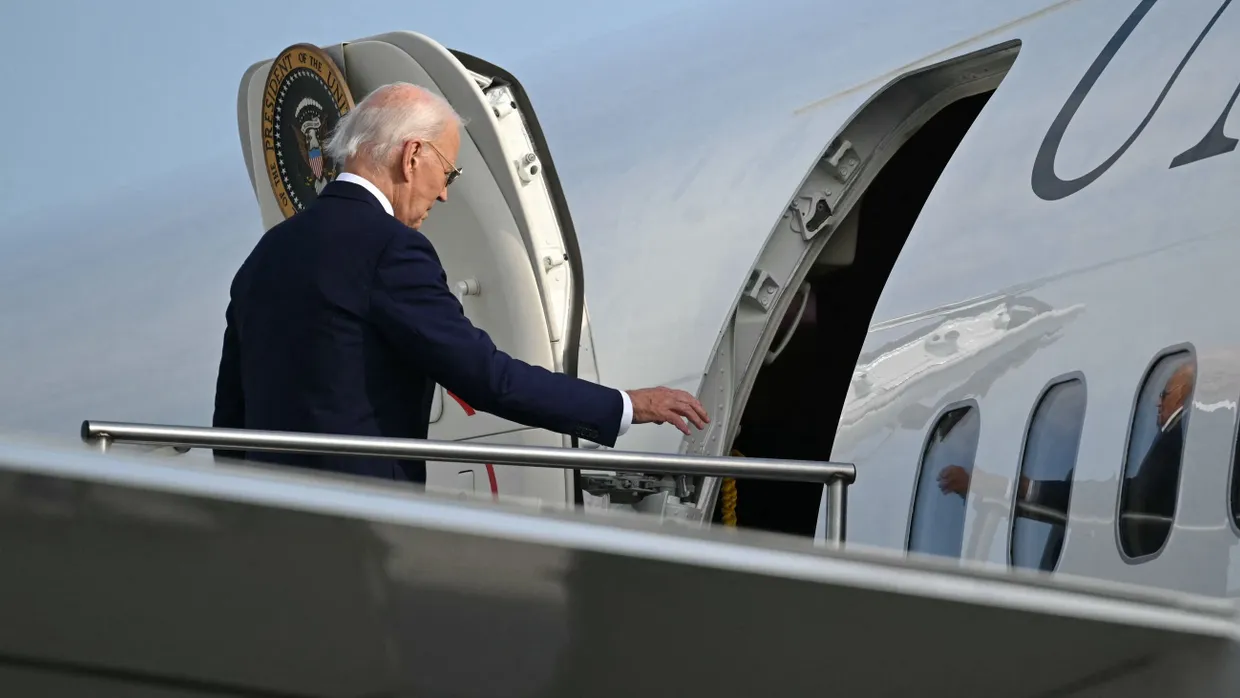 Fliegt doch nicht am Donnerstag nach Deutschland: US-Präsident Biden betritt die Air Force One