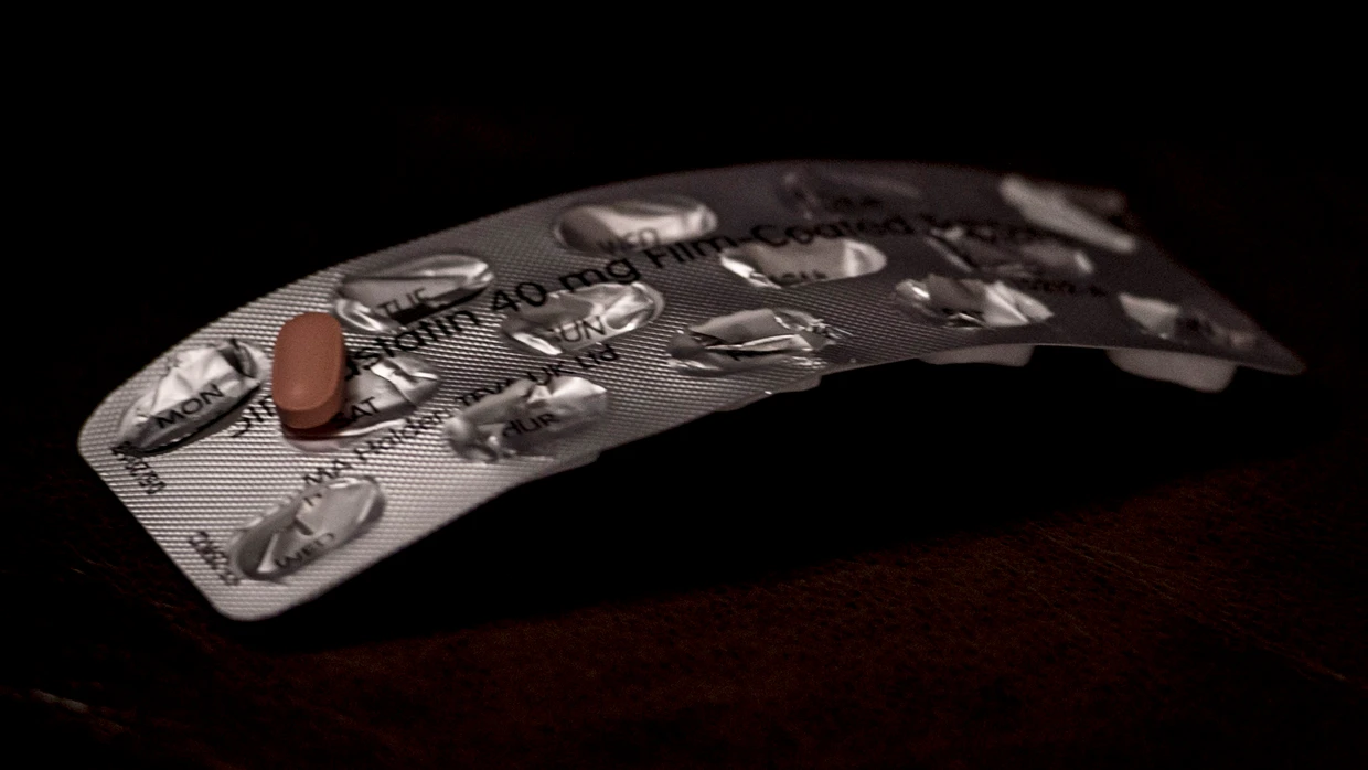 Eine nahezu leere Packung Statin-Tabletten.