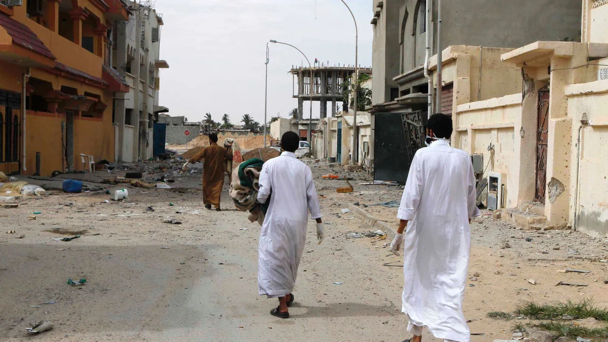 Sirte am Sonntag: Freiwillige Bergungshelfer suchen die Straßen nach Leichen ab.