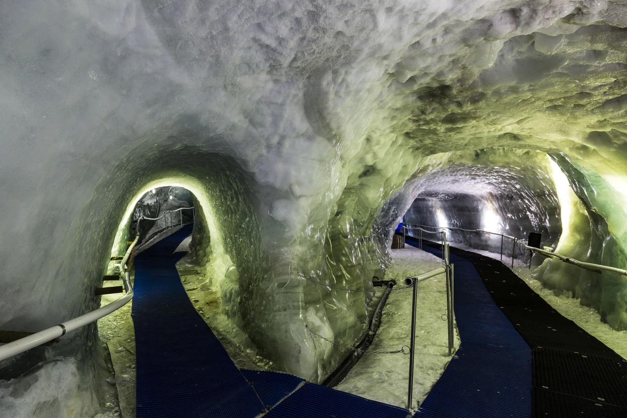 Stollen in fast 4000 Meter Höhe: Am Klein Matterhorn kann man tief in die Berge eindringen.