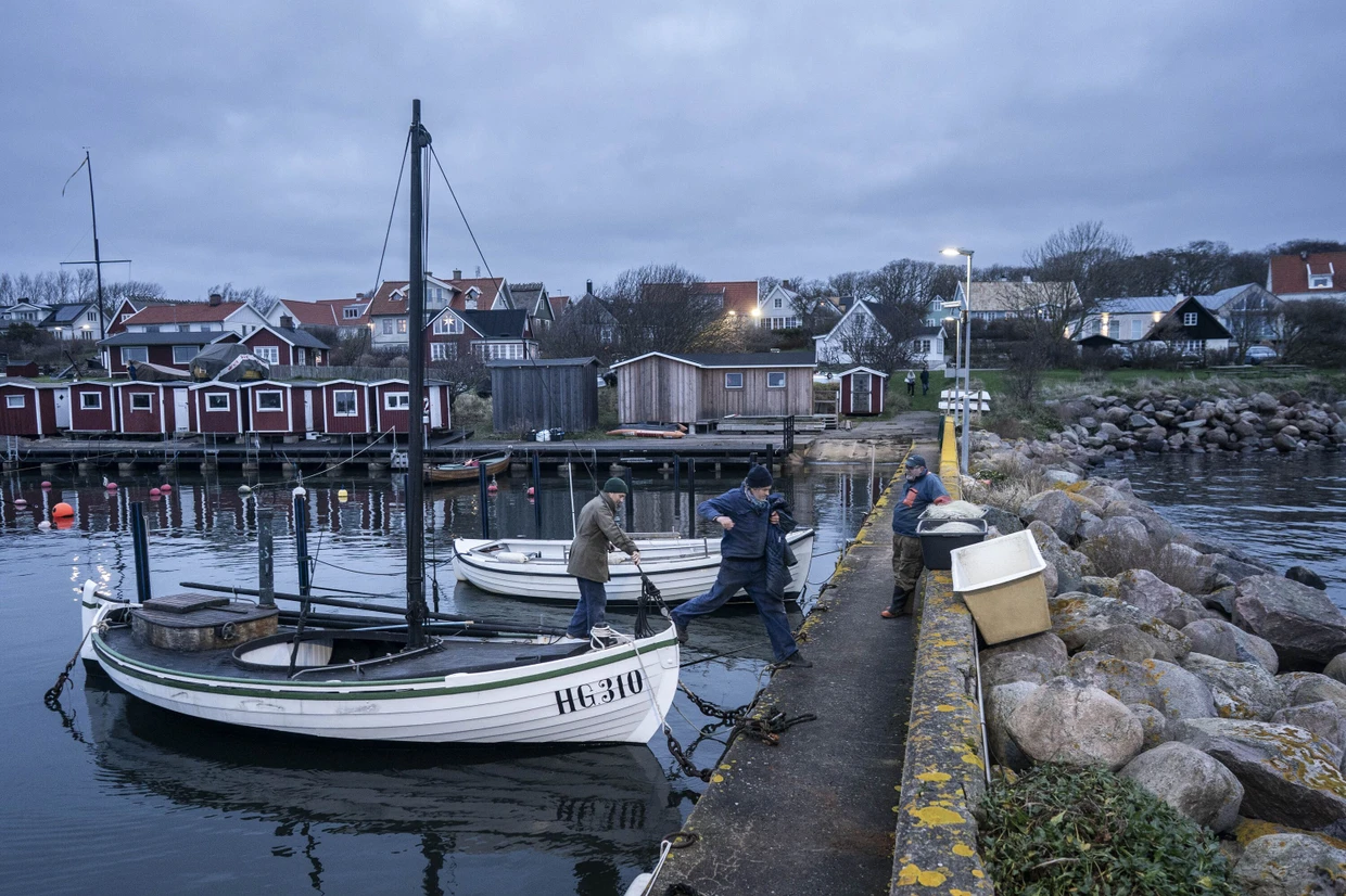Martin und Mathias Ravanis legen im Hafen von Nyhamnsläge an.