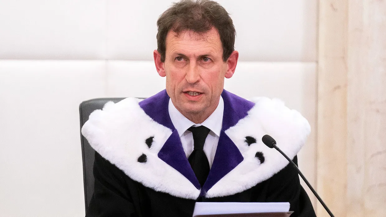 Christoph Grabenwarter, Präsident des Verfassungsgerichtshof spricht in ein Mikrofon. Das Gericht kippte die Strafbarkeit der Beihilfe zum Selbstmord.
