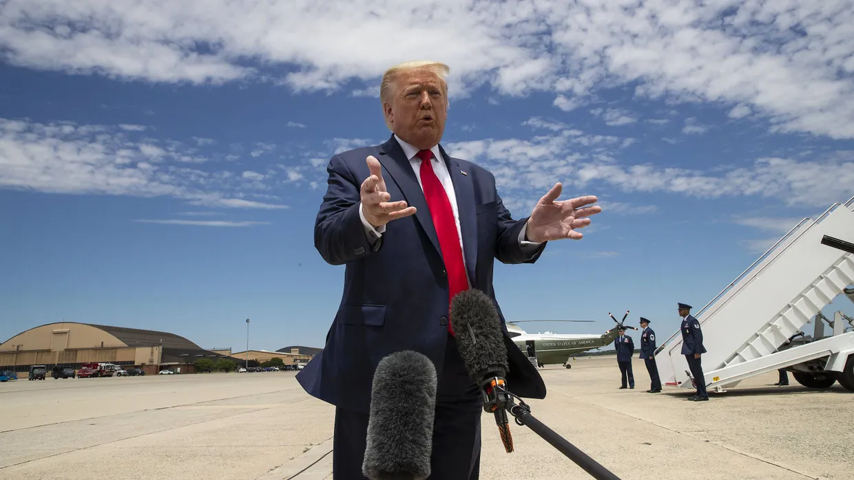 Amerikas Präsident Donald Trump spricht am Samstag vor seinem Abflug auf der Andrews Luftwaffenbasis zu Journalisten.