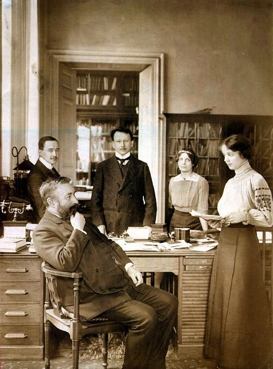 Im Kreise seiner Mitarbeiter: Bernhard Hagen (sitzend) in seinem Büro mit Frau Isbert (rechts), Dr. Vatter (links), Dr. Lehmann und Frau Göttert, circa 1908