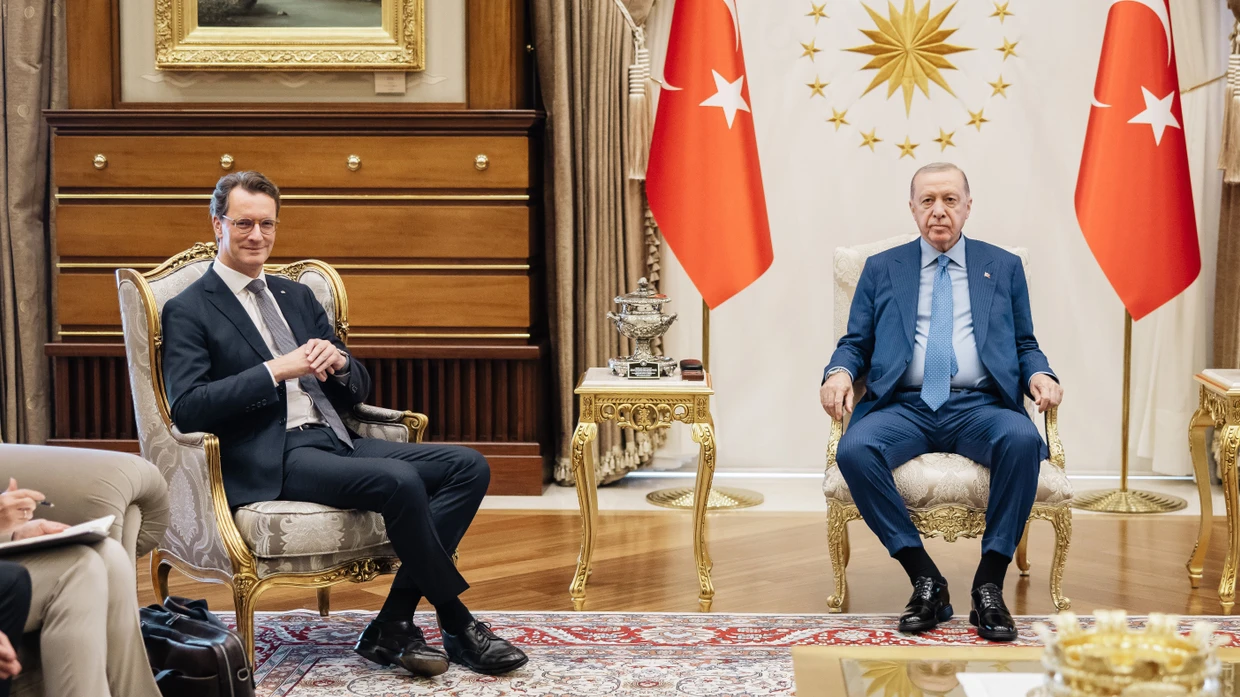 CDU-Ministerpräsident Hendrik Wüst (links) mit dem türkischen Präsidenten Recep Tayyip Erdoğan am Montag im Präsidentenpalast in Ankara