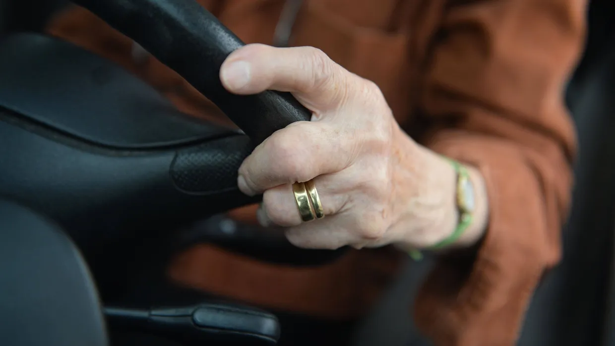 Mobilität im Alter - Autofahren ist auch im Alter von 84 Jahren noch möglich, zeigt diese Frau.