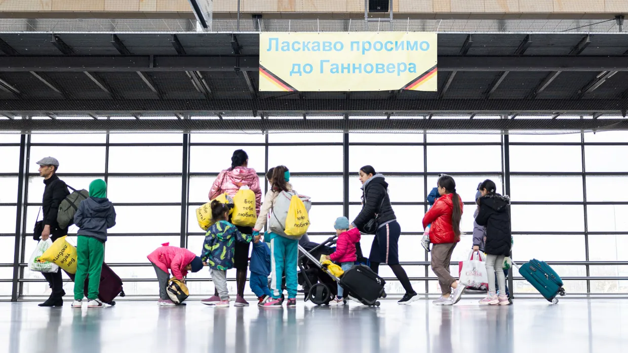 Willkommen in Hannover: Geflüchtete aus der Ukraine laufen durch die Eingangshalle vom Messebahnhof Laatzen.