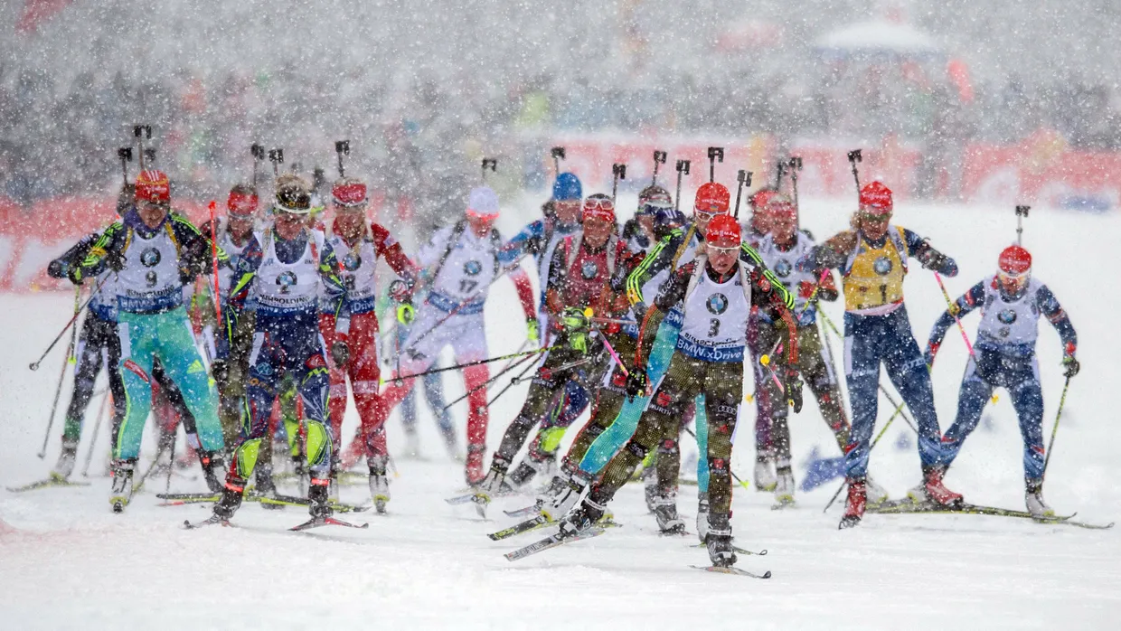 Wilde Hatz bei schwierigen Bedingungen: Massenstart der Biathleten