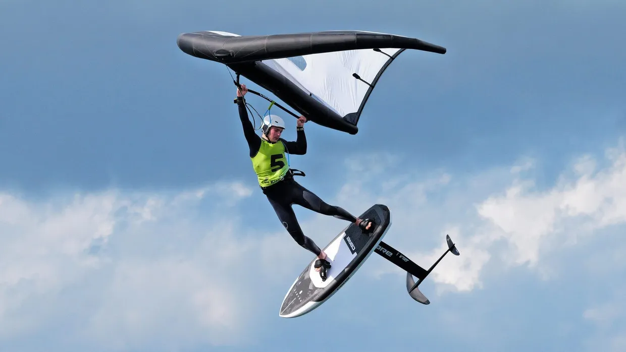 Kontrollierter Abflug: Wingfoil-Wettbewerb auf der Kieler Woche