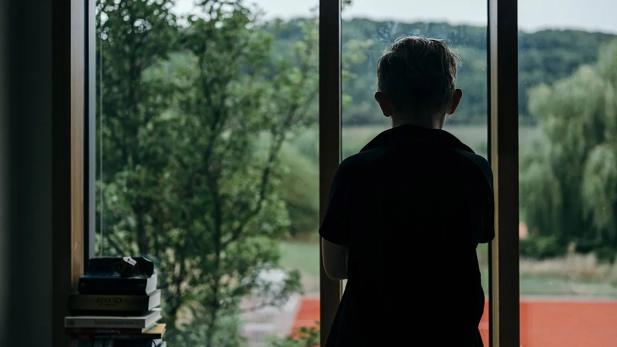 Sieht so ein Kinderknast aus? Einer der Jungen blickt aus dem Fenster seines Zimmers im geschlossenen Teil des Jugendhilfezentrums „Don Bosco Sannerz“.