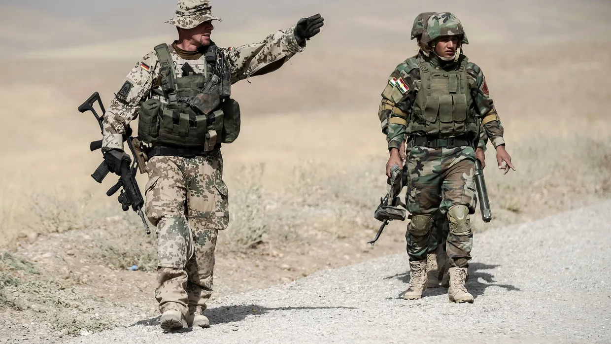 Bundeswehrsoldaten und kurdische Peshmerga 2016 in einer Ausbildungseinrichtung im kurdischen Nordirak