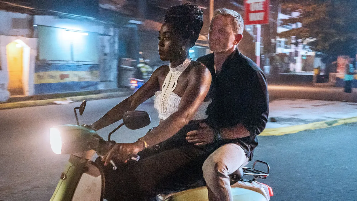 James Bond als Beifahrer bei der neuen 007 (Lashana Lynch).