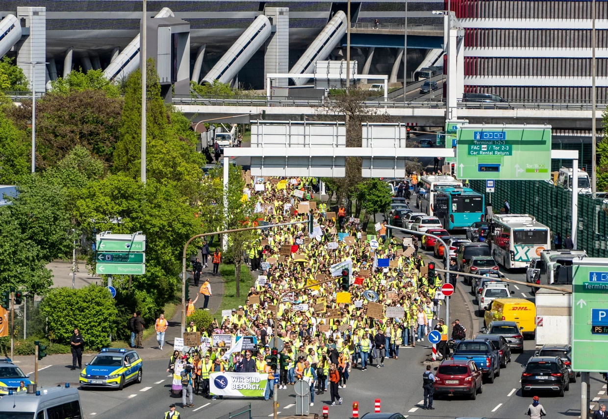 Demozug der Flugbegleiterorganisation UFO am Frankfurter Flughafen