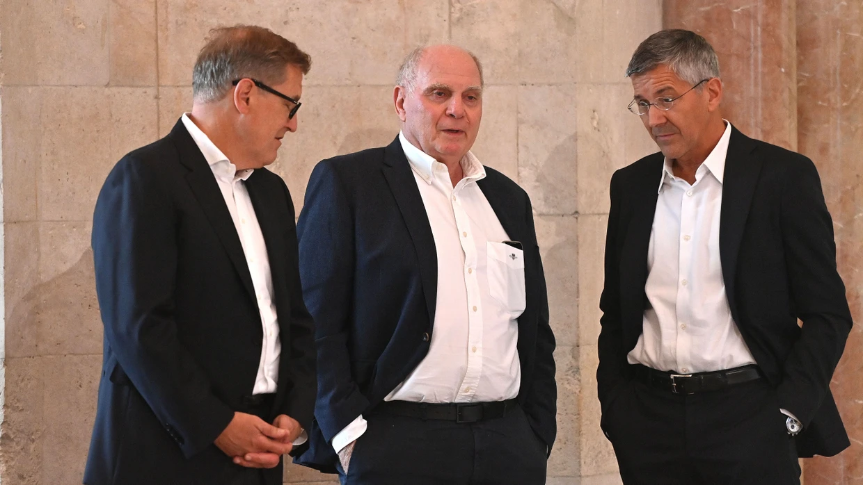 Immer im Mittelpunkt: Uli Hoeneß (mittig), flankiert von Jan Christian Dreesen (links) und Herbert Hainer