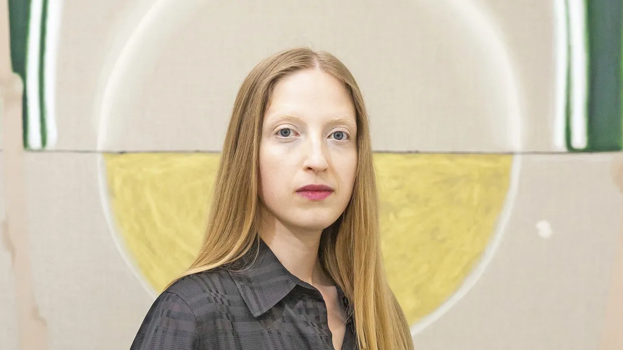 Mit Hündchen: Die Künstlerin Anouk Lamm Anouk in ihrer Ausstellung im Frauenmuseum in Wiesbaden.