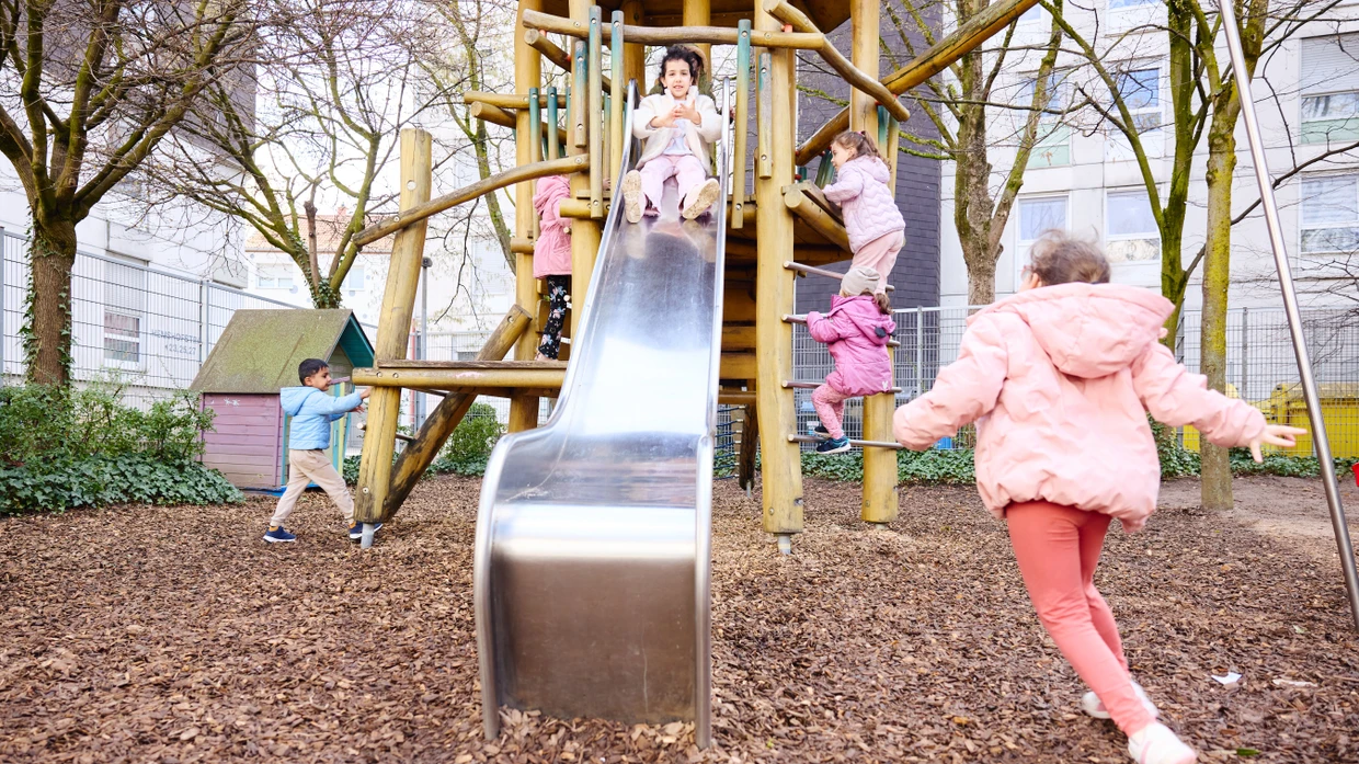 Kinder lernen in Einrichtungen, wie sie Grenzen setzen. Aber verstehen sie auch, wenn Eltern ihre Grenze überschreiten müssen, weil sie in Gefahr sind?