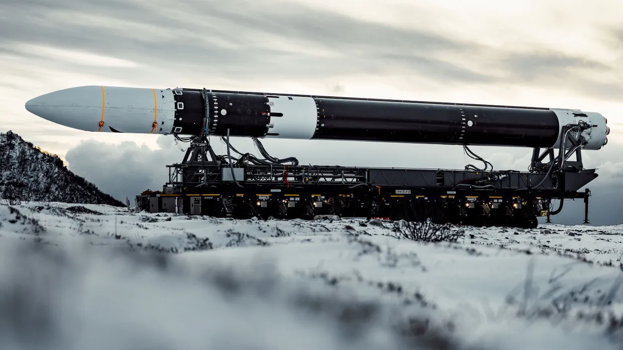 Die Trägerrakete „Spectrum“ von Isar Aerospace im März auf dem Weg zu einer Startrampe auf der Insel Andøya in Norwegen.