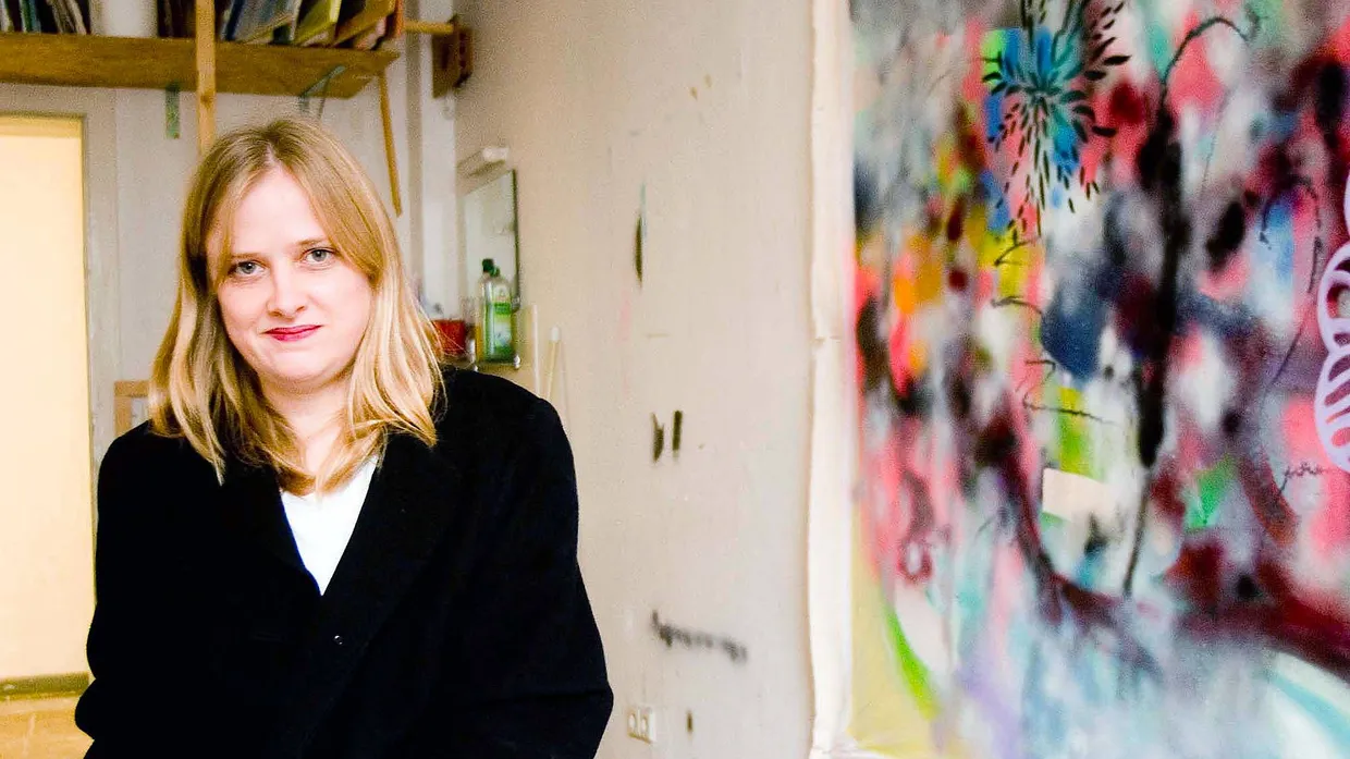 Teils gesprüht, teils gemalt: Sarah Schoderer vor einer neuen Leinwand in ihrem Frankfurter Atelier