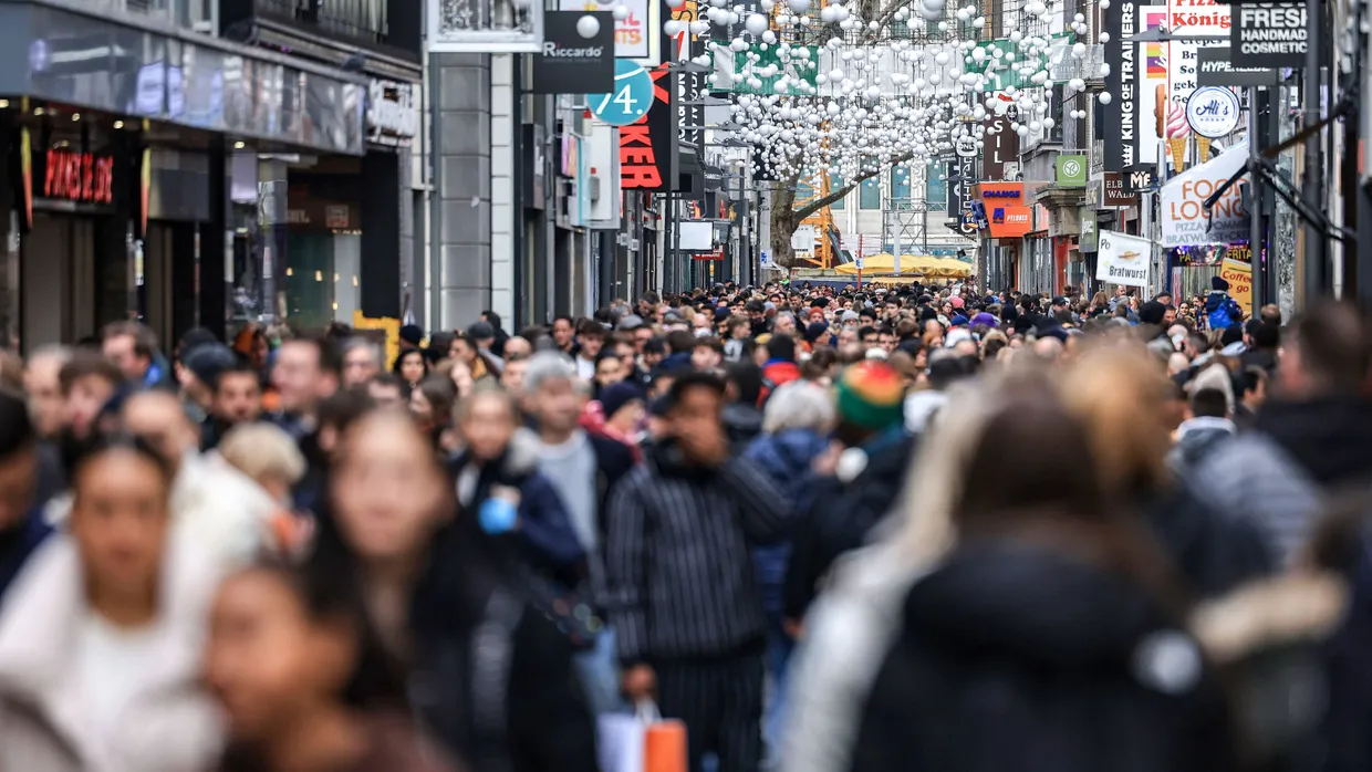 Viele Menschen, wenig Masken: Die Kölner Einkaufsmeile Hohestrasse am Tag nach Weihnachten