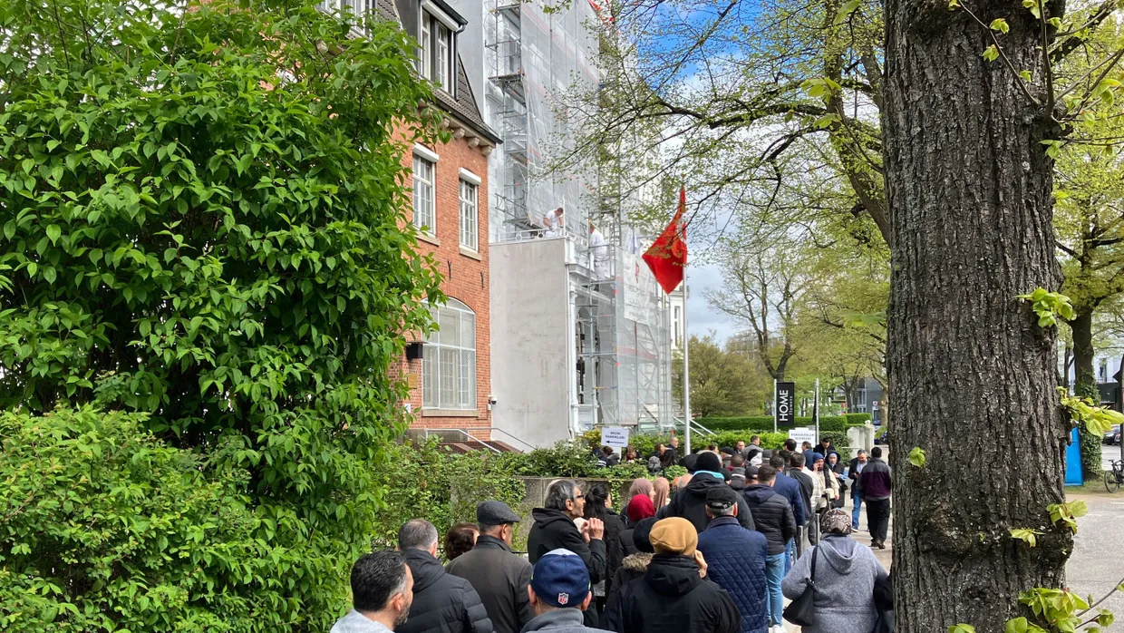 Wähler stehen vor dem türkischen Konsulat in Hamburg an.