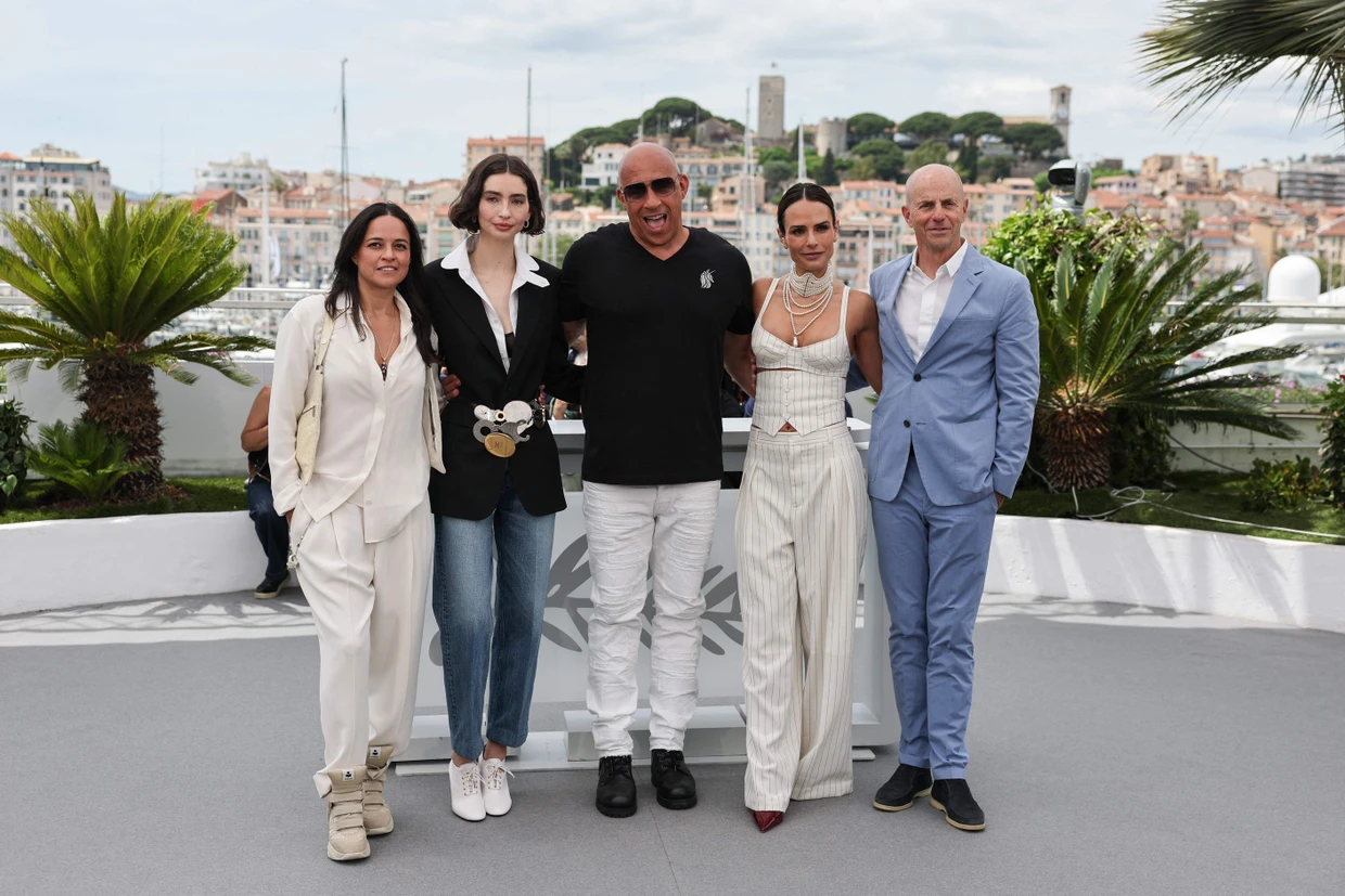 Vin Diesel, eingerahmt von seinen beiden Kolleginnen Michelle Rodriguez (ganz links) und Jordana Brewster (rechts), daneben Neal Moritz, der Produzent von „Fast and Furious“. Links neben Diesel Meadow Rain Walker, Tochter des verstorbenen Paul Walker.