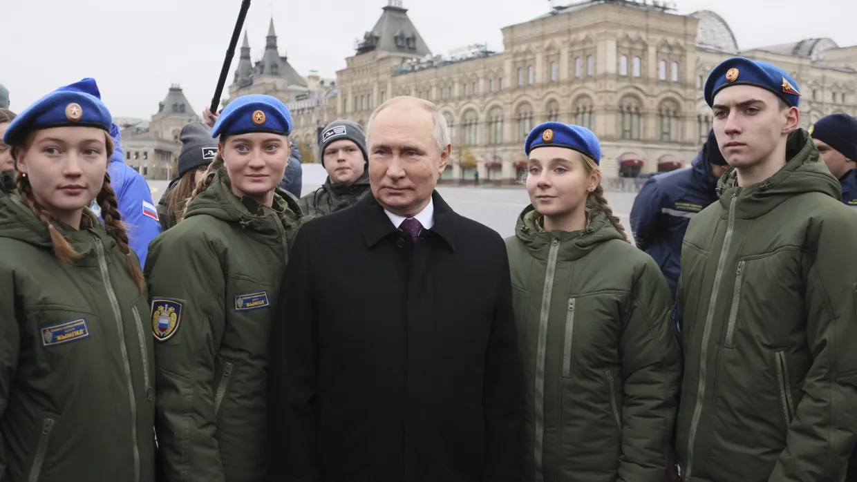 Wladimir Putin posiert für ein Foto mit jungen Soldaten des russischen Militärs.