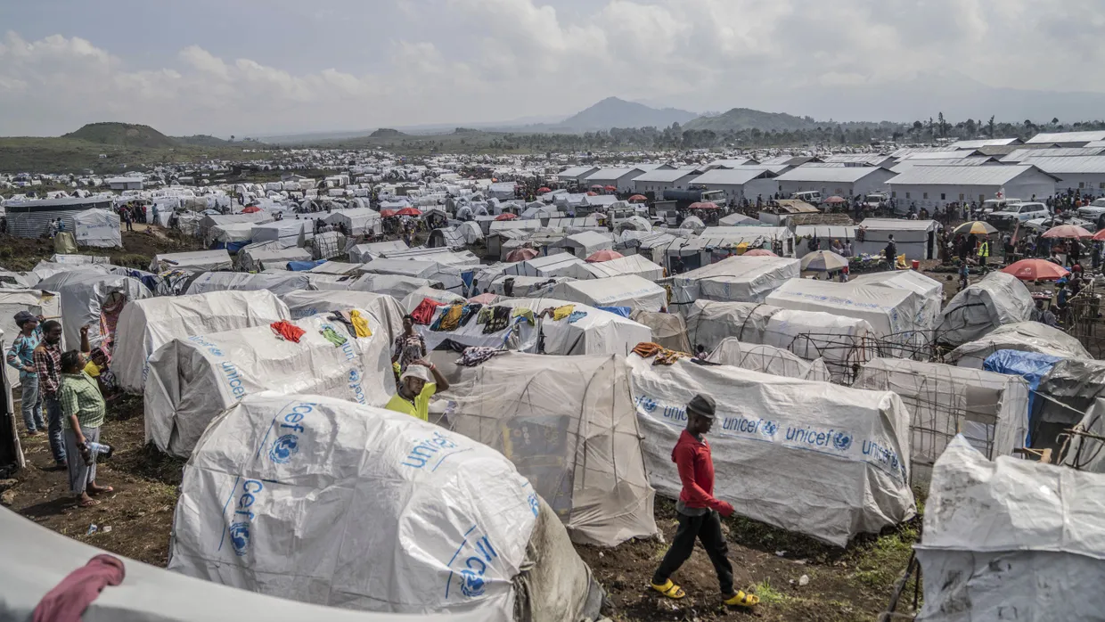 Demokratische Republik Kongo, Goma: Menschen, die durch den anhaltenden Konflikt zwischen Regierungstruppen und der Miliz M23 vertrieben wurden, versammeln sich in einem Lager am Rande der Provinzhauptstadt (Aufnahme aus dem März)