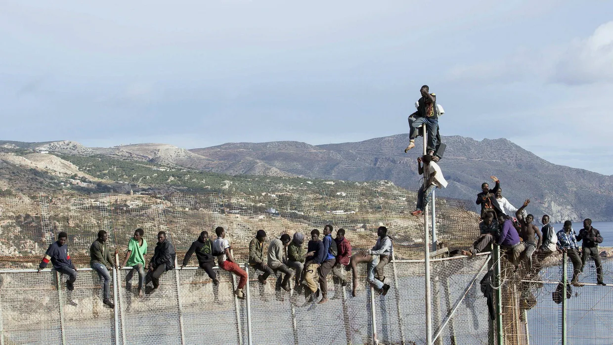 Migranten versuchen im Jahr 2014, die Zäune an der Grenze von Marokko zur spanischen Exklave Melilla zu überwinden.
