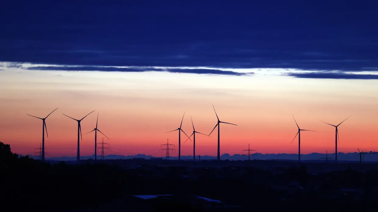 Immer wieder ausgebremst durch Bürgerentscheide: Der Bau von Windrädern, hier welche im bayerischen Rottendorf
