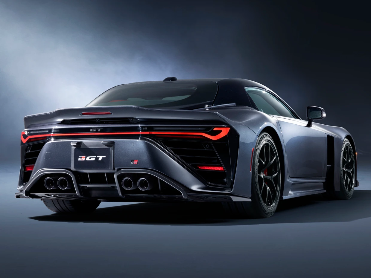 Unter der Fronthaube kommt ein Biturbo-V8