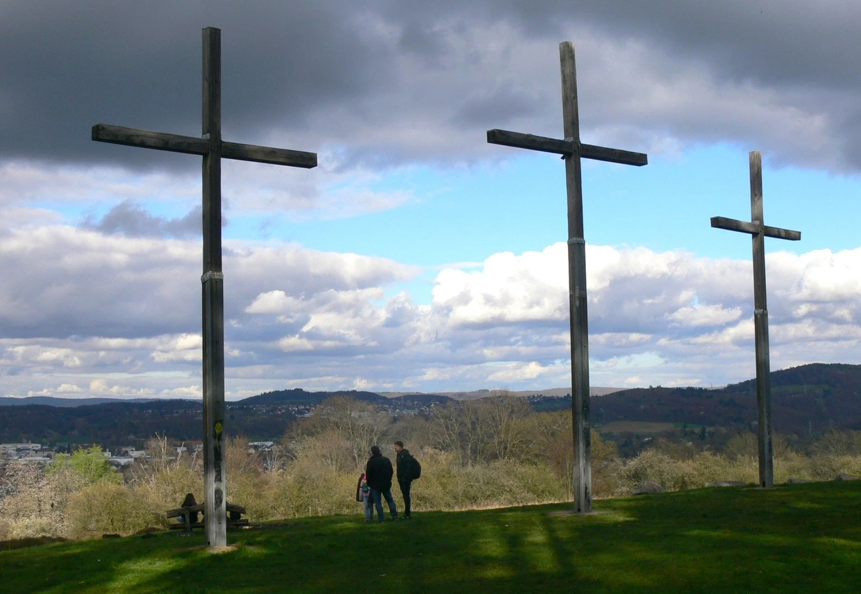 Friedensmal und zum Zeichen der Verkündigung: Die drei Kreuze auf dem 256 Meter hohen Sternberg südlich des Aschaffenburger Stadtteils Schweinheim wurden 1948 errichtet.