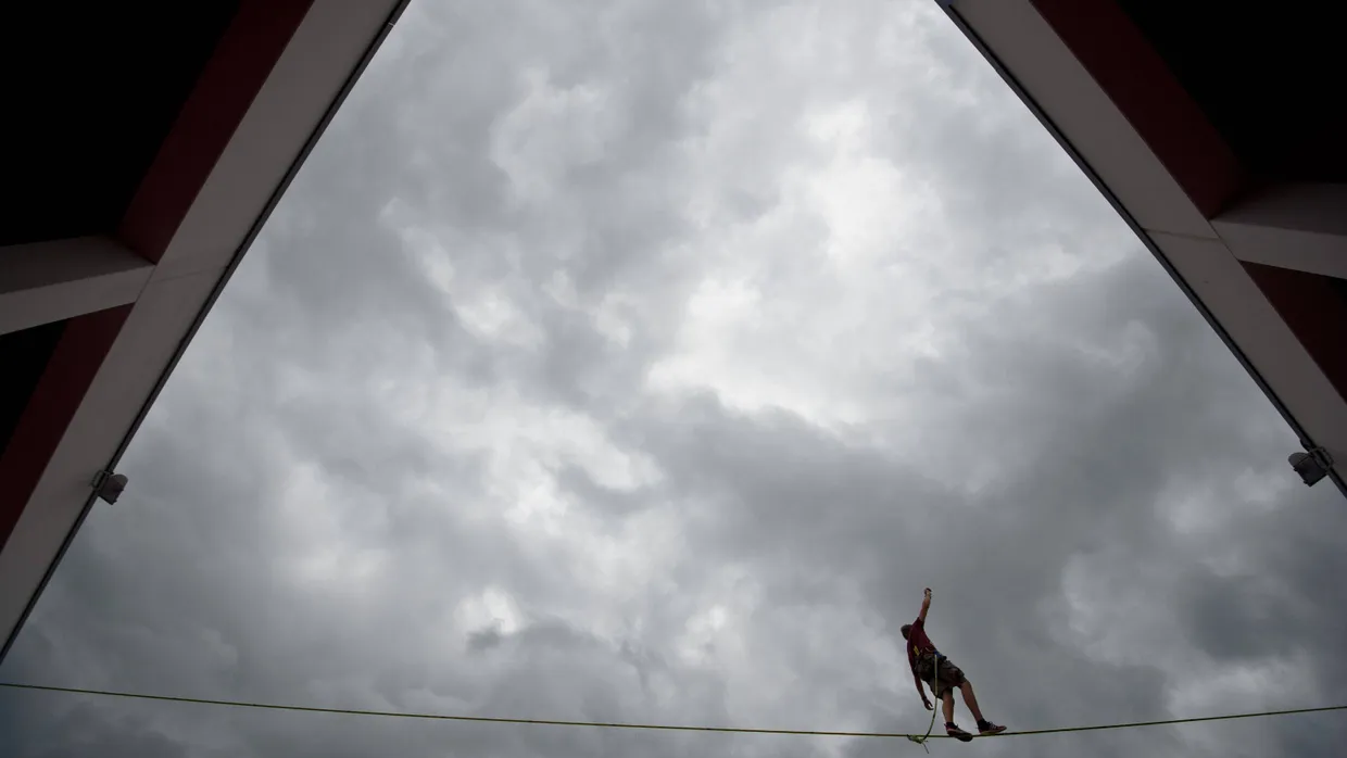 Ein sogenannter Slackliner unter dem Himmel von Friedrichshafen