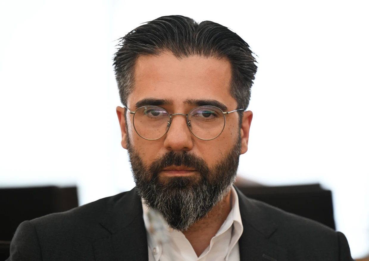 Umut Sönmez (SPD) nimmt im Juni 2025 in Wiesbaden als Staatssekretär im hessischen Wirtschaftsministerium an einer Landtagssitzung teil.