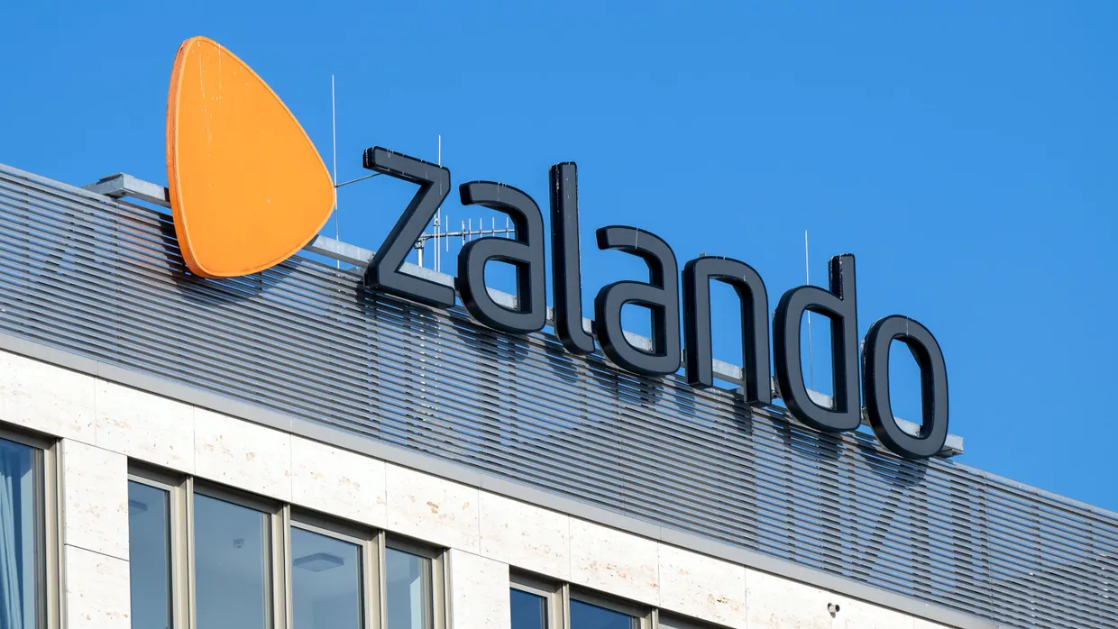 Das Logo des Online-Modehändlers Zalando auf einem Firmengebäude.